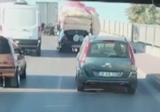 Araçlarına fazla yük atarak trafiği tehlikeye soktular Araçlarına fazla yük atarak trafiği tehlikeye soktular
