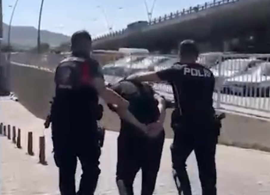 Aranan şahıs uyuşturucuyla yakalandı Aranan şahıs uyuşturucuyla yakalandı