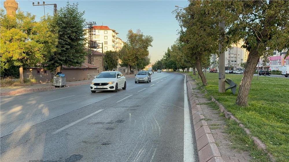 Arkadan çarptığı kamyoneti devirdi: 4 yaralı Arkadan çarptığı kamyoneti devirdi: 4 yaralı