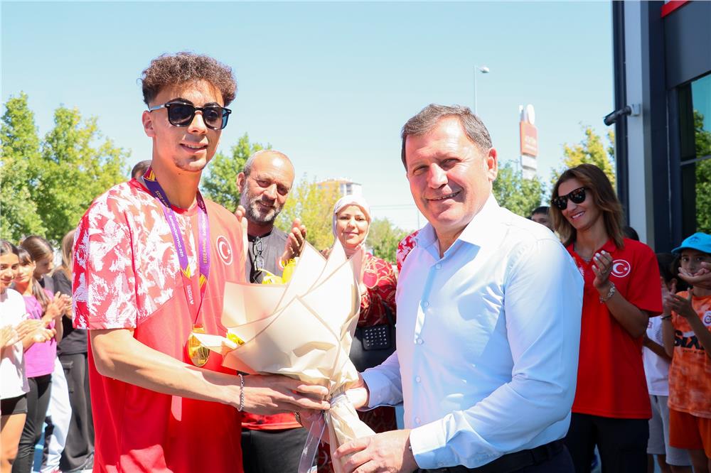 Avrupa Şampiyonu Kayseri’de Alkışlarla Karşılandı