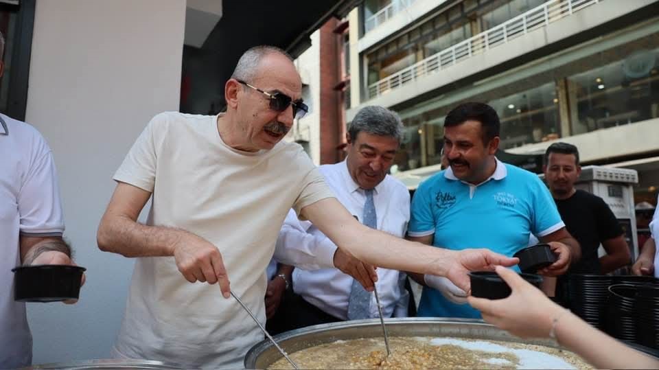 Aydemir'den vatandaşlara aşure ikramı Aydemir'den vatandaşlara aşure ikramı