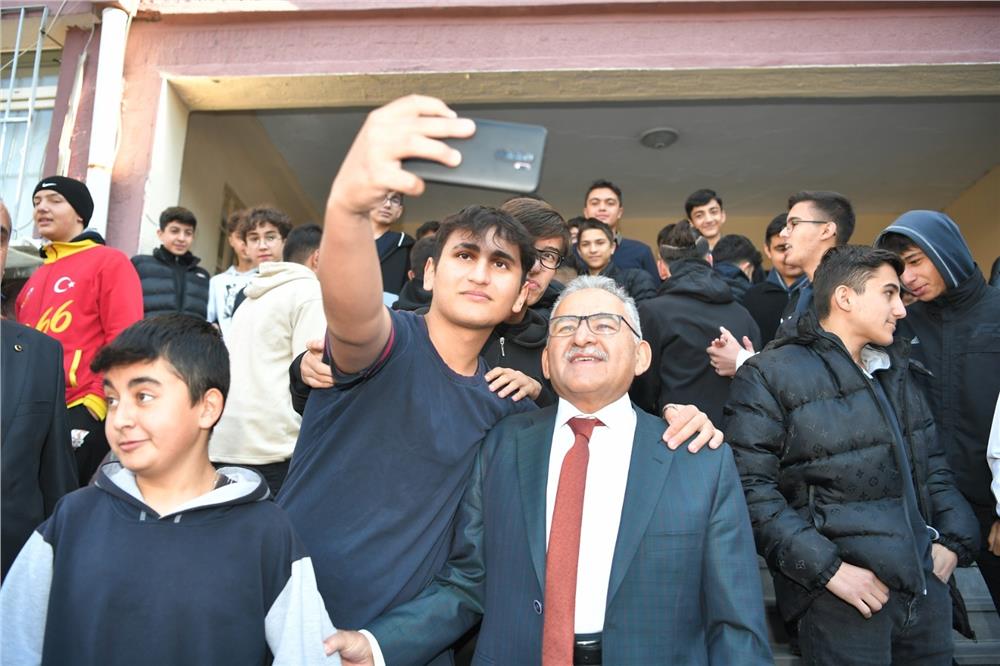 Kayseri Büyükşehir’den Öğrencilere Ulaşım Kartı Desteği