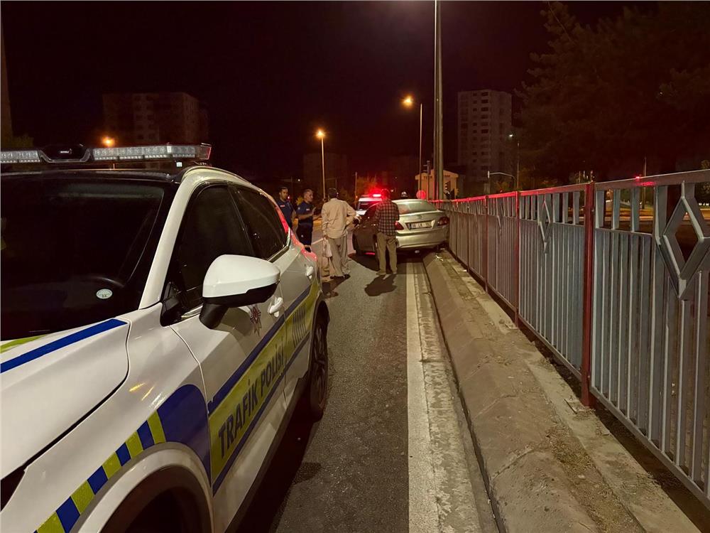 Bariyerlere çarpan otomobilin tekerleği fırladı: 2 yaralı Bariyerlere çarpan otomobilin tekerleği fırladı: 2 yaralı