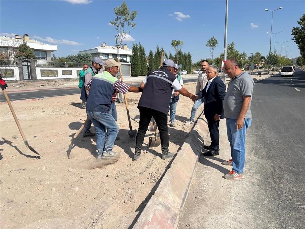 Başkan Büyükkılıç: Şehit Komandolar Caddesi’ni hem daha konforlu hale getiriyoruz Başkan Büyükkılıç: Şehit Komandolar Caddesi’ni hem daha konforlu hale getiriyoruz