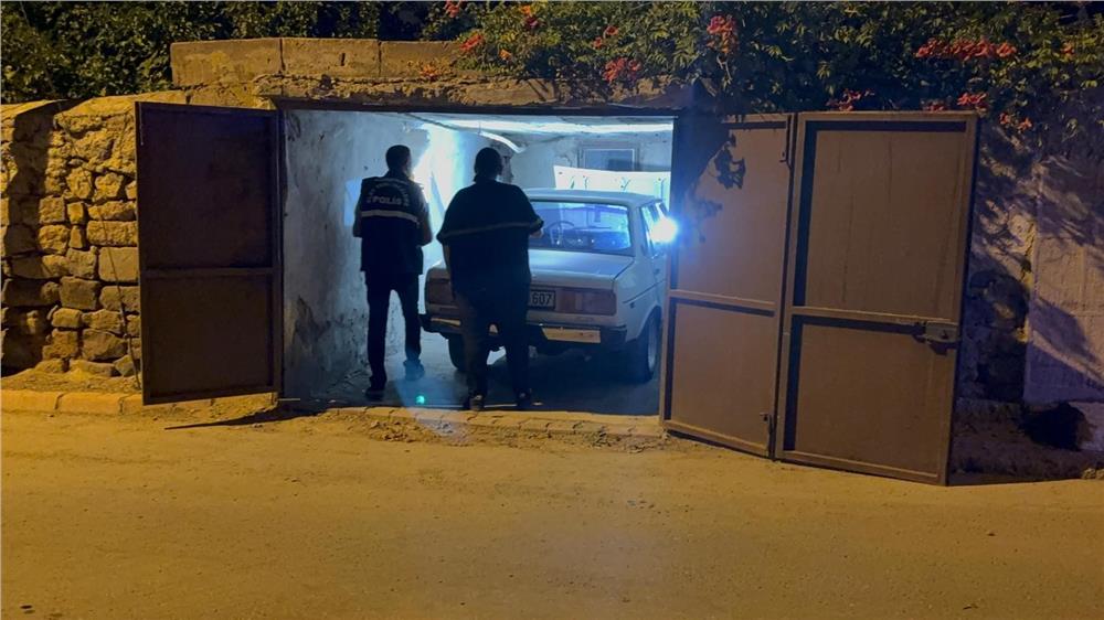 Çaldıkları otomobille kaza yapıp, bir evin garajına park ettiler Çaldıkları otomobille kaza yapıp, bir evin garajına park ettiler