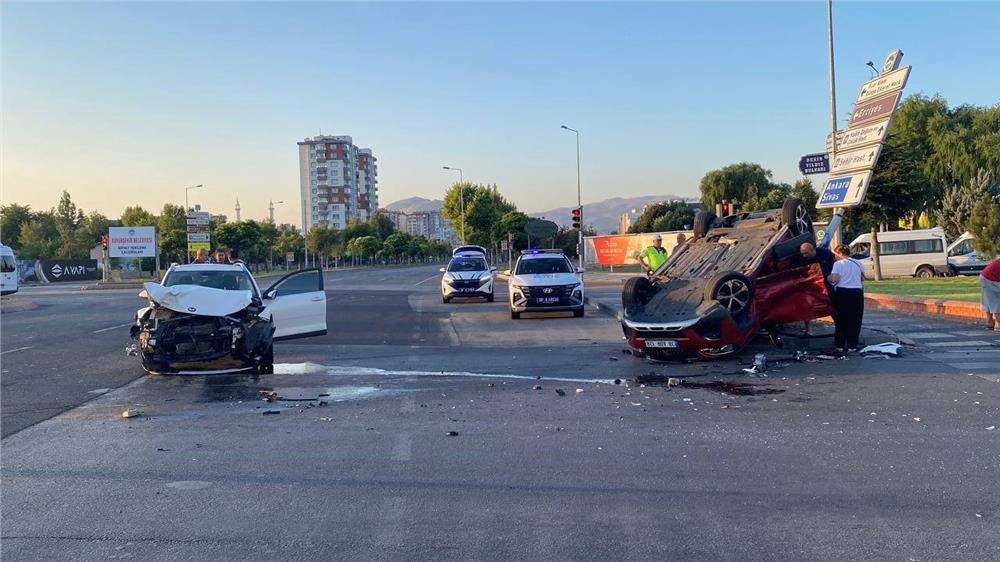 Çarpışan otomobillerden biri takla attı: 2 yaralı Çarpışan otomobillerden biri takla attı: 2 yaralı