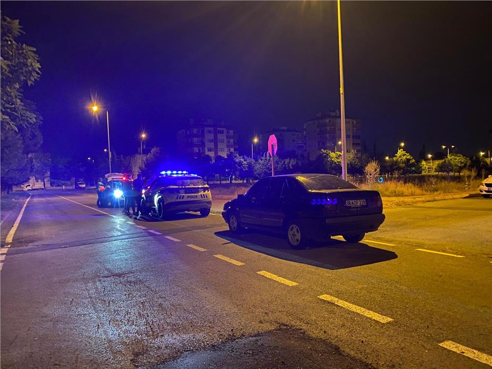 ‘Dur' ihtarına uymayan ehliyetsiz sürücü yakalandı ‘Dur' ihtarına uymayan ehliyetsiz sürücü yakalandı
