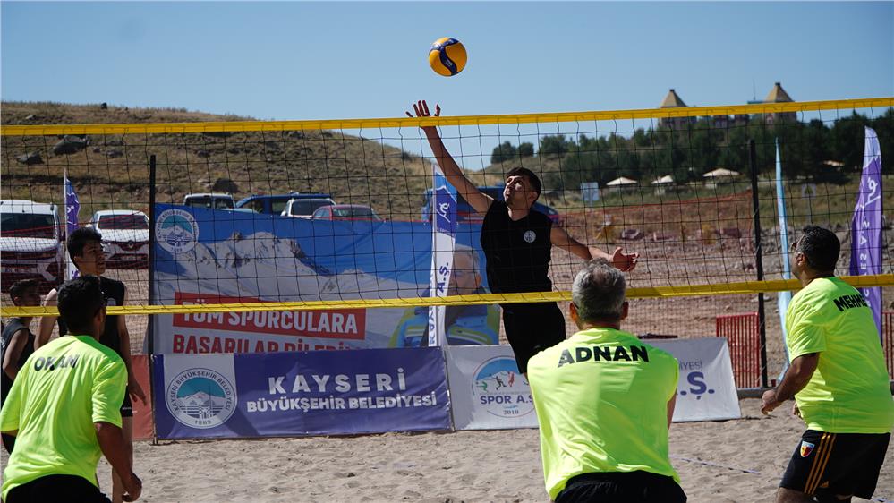 Erciyes’te En Havalı Voleybol Turnuvası Başladı Erciyes’te En Havalı Voleybol Turnuvası Başladı