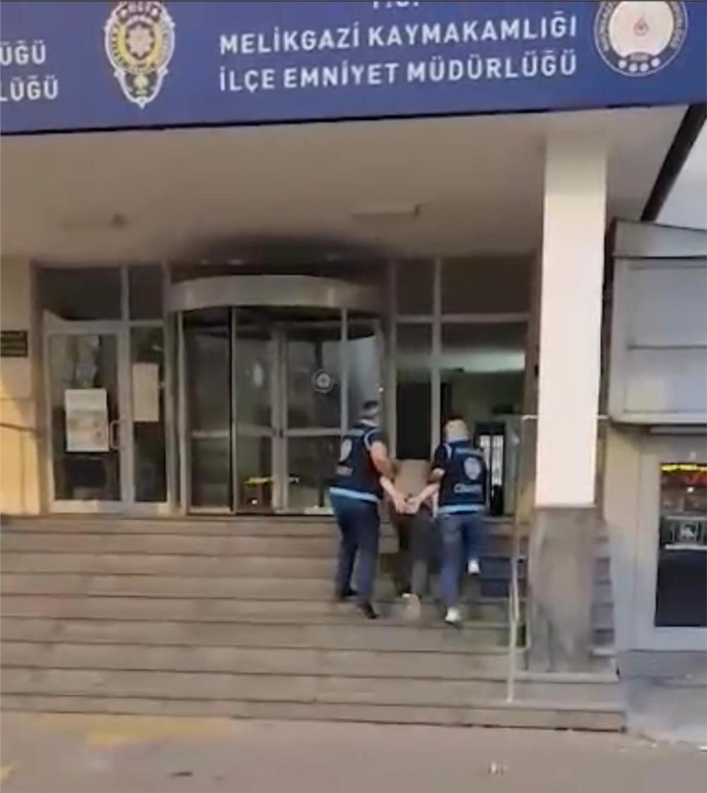 Eski eşini bıçakla ağır yaralayan şahıs yakalandı Eski eşini bıçakla ağır yaralayan şahıs yakalandı