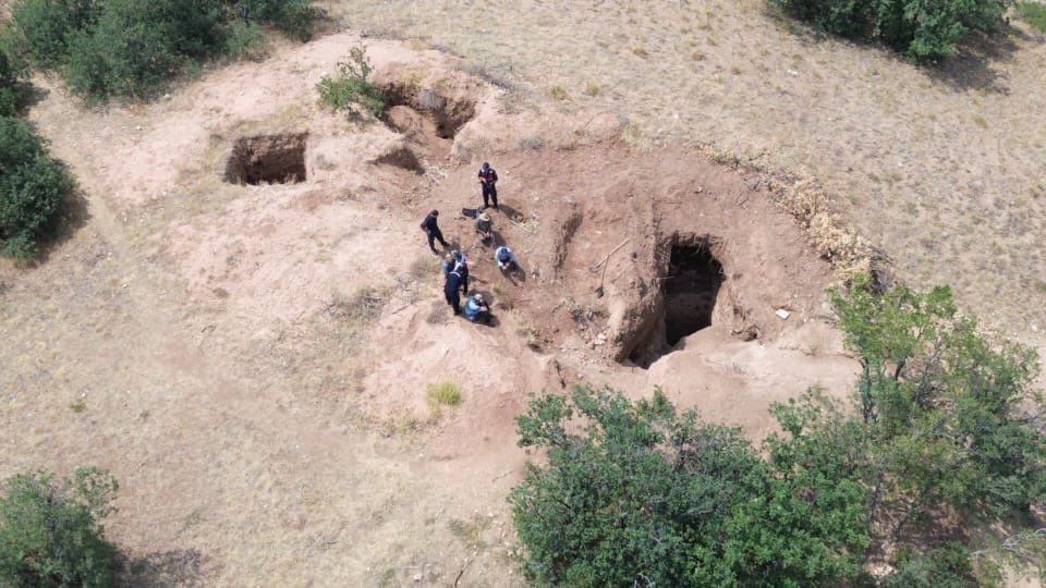 Kaçak kazı yapanlara suçüstü: Define avcıları dronla tespit edildi Kaçak kazı yapanlara suçüstü: Define avcıları dronla tespit edildi