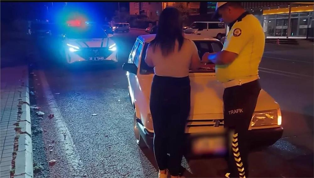 Kayseri'de drift atan kadın sürücüye 48 bin TL ceza yazıldı Kayseri'de drift atan kadın sürücüye 48 bin TL ceza yazıldı