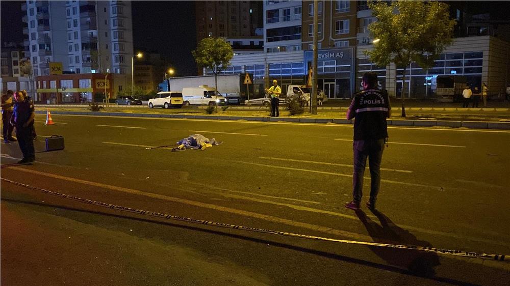 Kayseri’de feci kaza... Yolun karşısına geçen yayaya peş peşe 2 otomobil çarptı: 1 ölü Kayseri’de feci kaza... Yolun karşısına geçen yayaya peş peşe 2 otomobil çarptı: 1 ölü