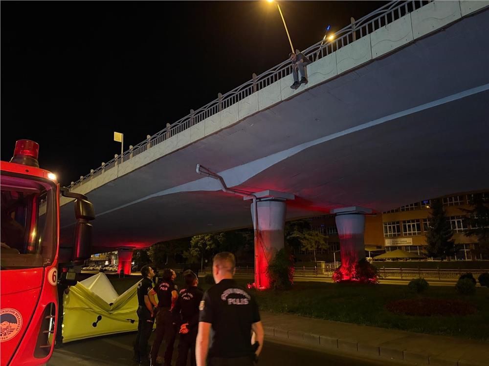 Köprüden atlamak isteyen şahsı polis ikna etti Köprüden atlamak isteyen şahsı polis ikna etti
