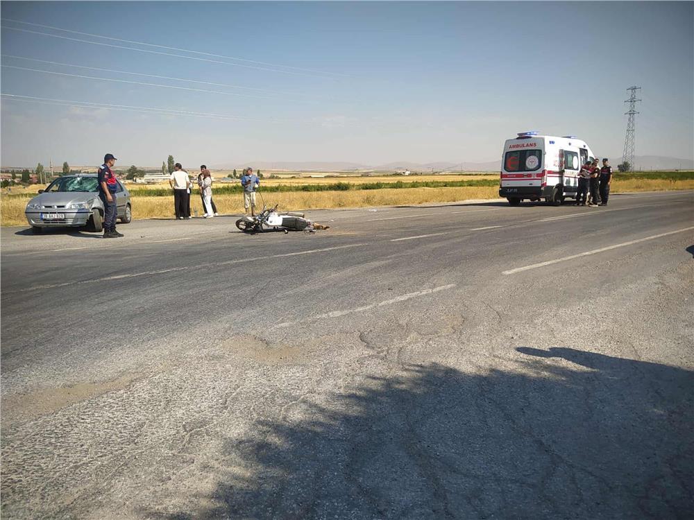 Motosiklet ile otomobil çarpıştı: 1 yaralı Motosiklet ile otomobil çarpıştı: 1 yaralı