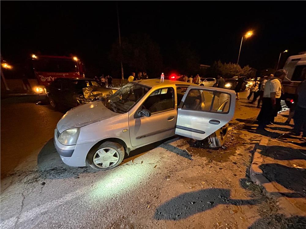 Otomobiller çarpıştı, sıkışan kadını itfaiye kurtardı