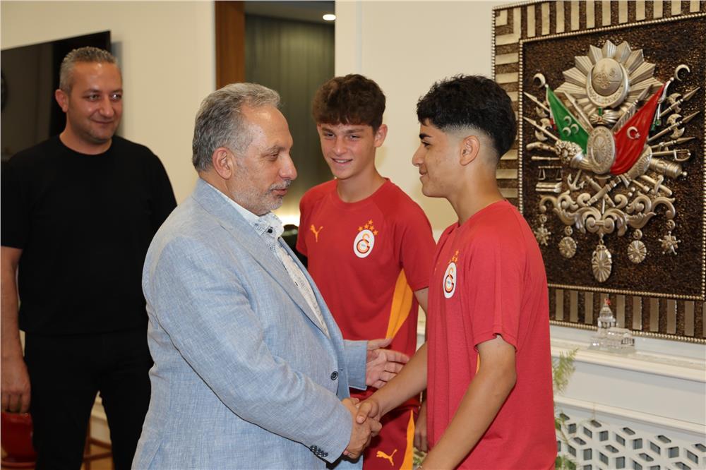 Galatasaray’a Transfer Olan Talaslı Gençlerden Başkan Yalçın’a Ziyaret Galatasaray’a Transfer Olan Talaslı Gençlerden Başkan Yalçın’a Ziyaret