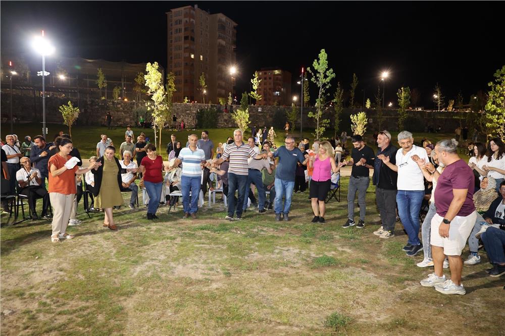 Talas Millet Bahçesi’nde keyifli bir akşam daha Talas Millet Bahçesi’nde keyifli bir akşam daha