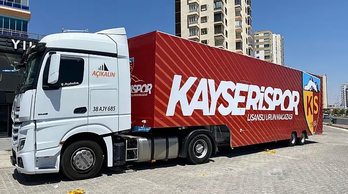 Taraftara Büyük Kolaylık: Kayserispor Lisanslı Ürün Tırı Yollarda Taraftara Büyük Kolaylık: Kayserispor Lisanslı Ürün Tırı Yollarda
