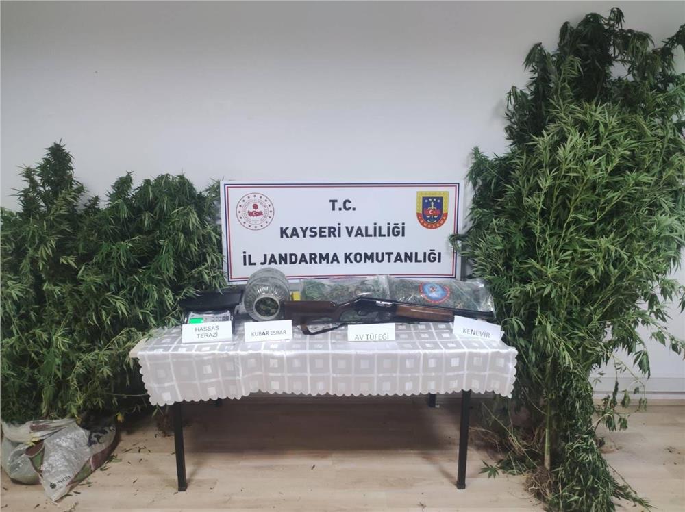 Uyuşturucuyu turşu bidonuna gizledi: 1 gözaltı Uyuşturucuyu turşu bidonuna gizledi: 1 gözaltı