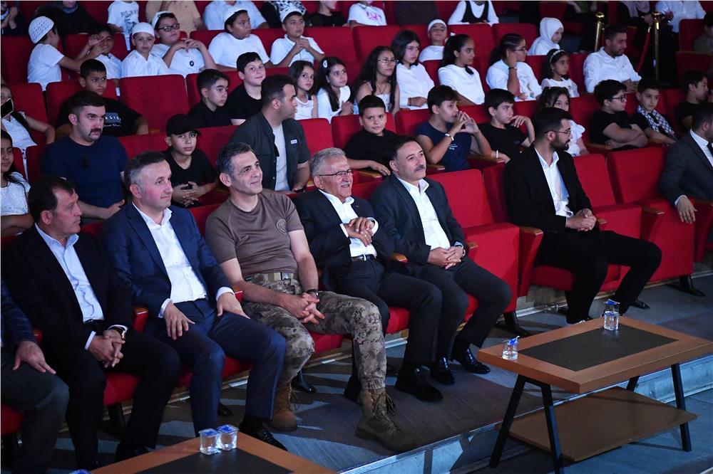 Vali Çiçek ve Başkan Büyükkılıç, çocukların heyecanına ortak oldu