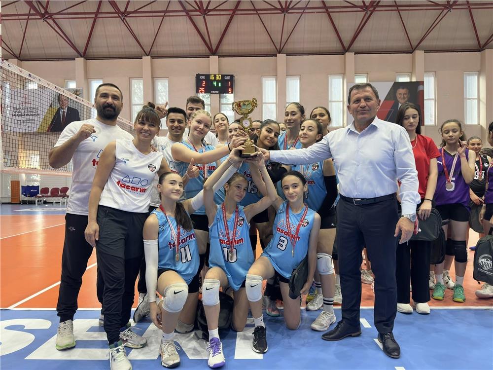Voleybolda kupalar sahibini buldu Voleybolda kupalar sahibini buldu