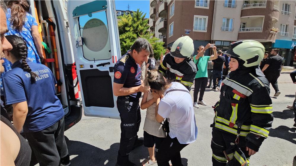 Yangında mahsur kalanlar kurtarılmaya başlandı, çocuklarına kavuşan aileler gözyaşlarına boğuldu Yangında mahsur kalanlar kurtarılmaya başlandı, çocuklarına kavuşan aileler gözyaşlarına boğuldu