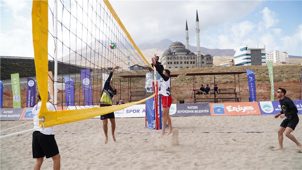 Zirvede Voleybol Heyecanı Başladı!