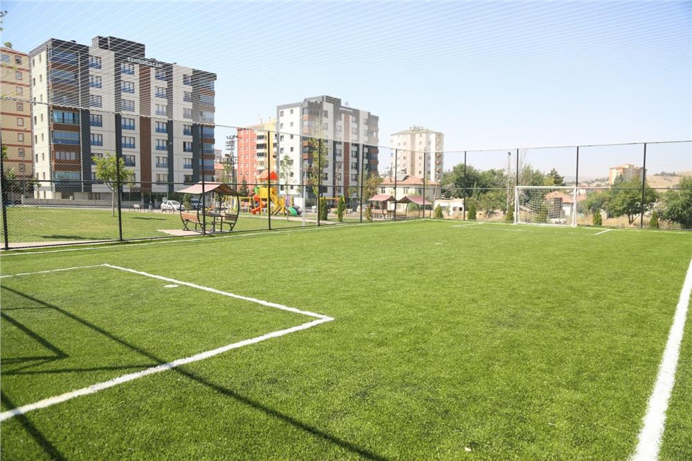 3 ayrı mahalleye futbol sahası yapılıyor 3 ayrı mahalleye futbol sahası yapılıyor
