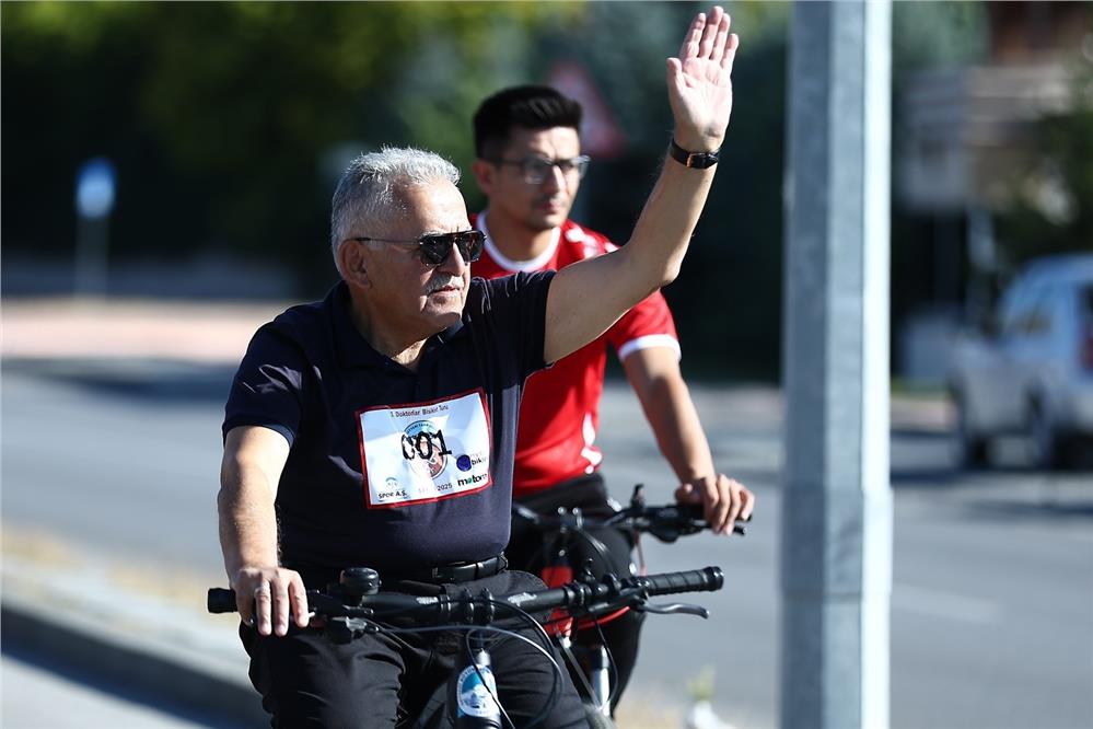 Başkan Büyükkılıç, Doktorlarla Bisiklet Turuna Katıldı Başkan Büyükkılıç, Doktorlarla Bisiklet Turuna Katıldı