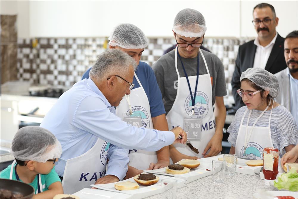 Büyükkılıç, Engelsiz Yaşam Merkezi’nde özel çocuklarla birlikte hamburger yaptı
