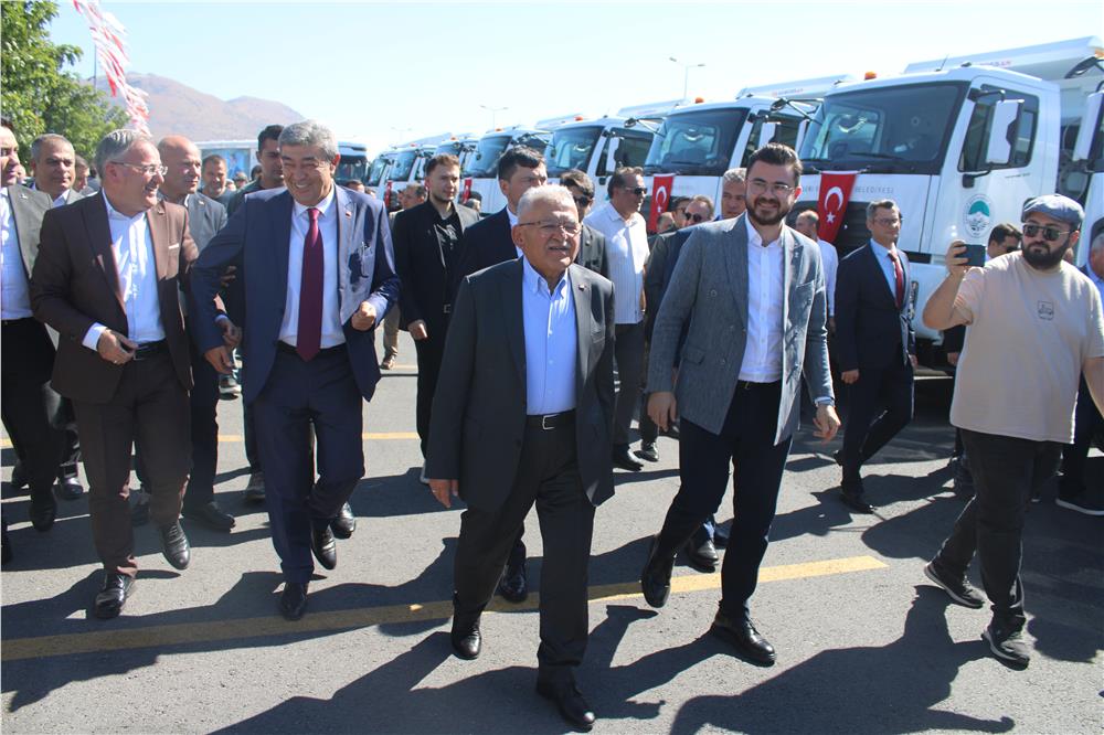 Büyükşehir Belediyesi 38 Yeni Hizmet Aracını Tanıttı