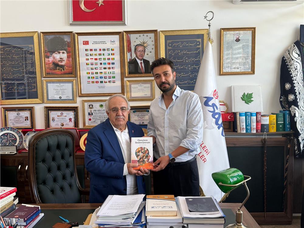 Çalışma Ve Başarılarından Dolayı İdareci Ve Bürokratlar Birliği Başkanı Yücel Can'a Plaket Çalışma Ve Başarılarından Dolayı İdareci Ve Bürokratlar Birliği Başkanı Yücel Can'a Plaket