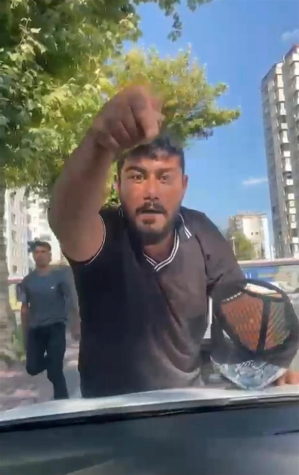 Cam silme bahanesiyle aracın kaputuna yatıp zorla para istemişti, tutuklandı Cam silme bahanesiyle aracın kaputuna yatıp zorla para istemişti, tutuklandı