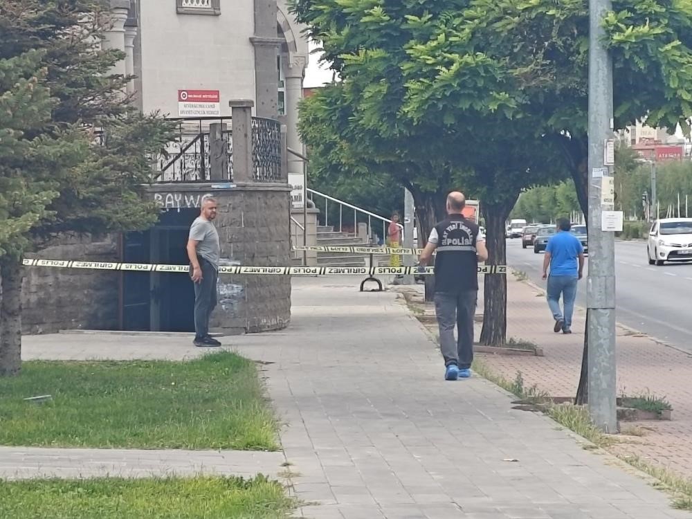 Cami tuvaletinde tartıştığı şahsı bıçaklayan şüpheli yakalandı Cami tuvaletinde tartıştığı şahsı bıçaklayan şüpheli yakalandı