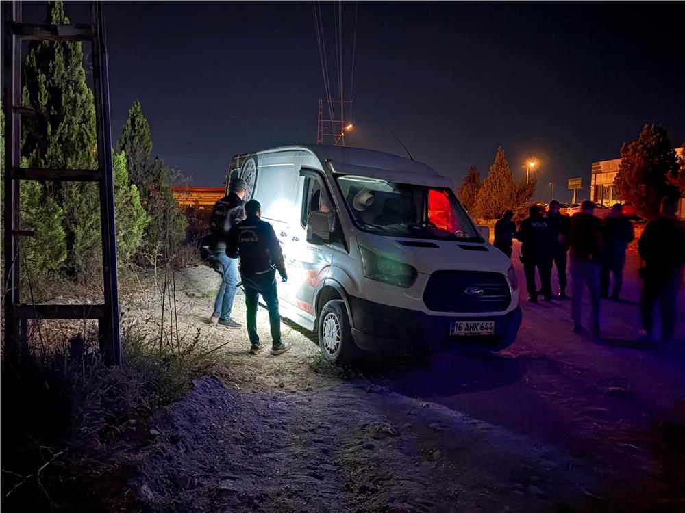 Çukura düşen aracını çıkarmaya çalışan şahsın başına saçma isabet etti