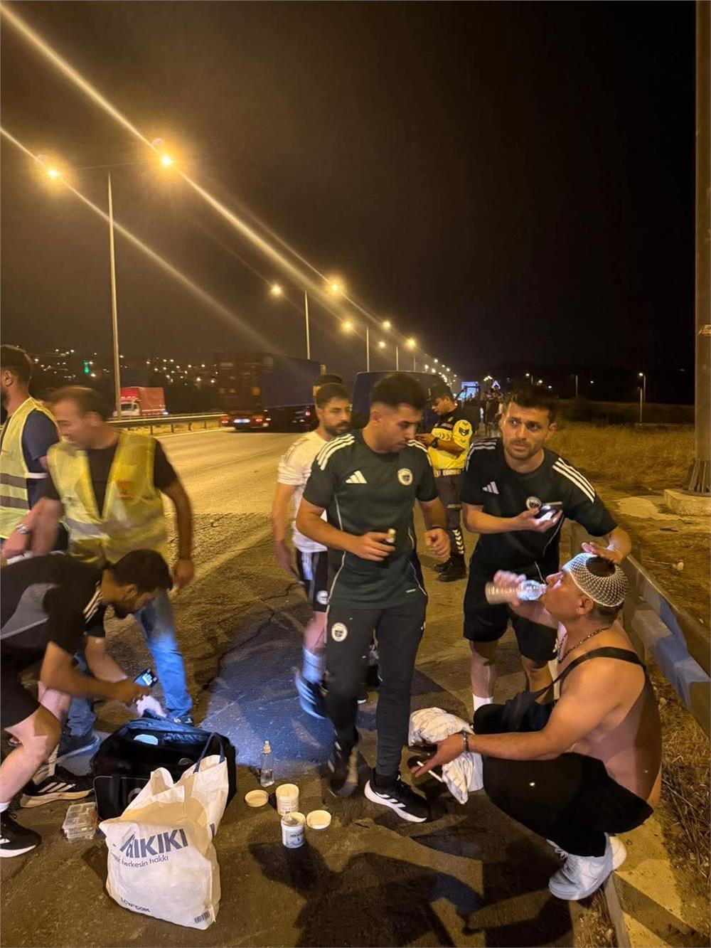 Futbolcular kazaya denk geldi, yaralılara müdahale etti