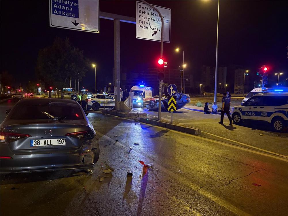 Işıkta bekleyen otomobile arkadan çarpıp, takla attı Işıkta bekleyen otomobile arkadan çarpıp, takla attı
