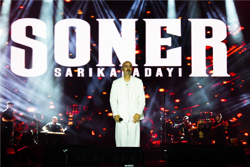 Kayserililer Soner Sarıkabadayı ile eğlendi Kayserililer Soner Sarıkabadayı ile eğlendi