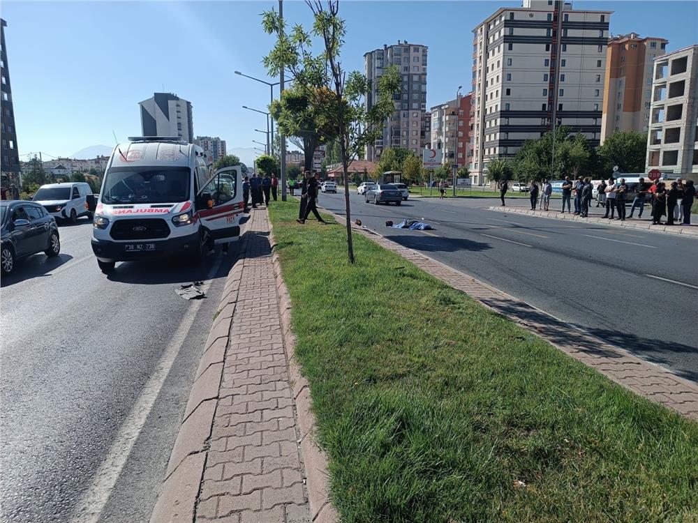 Otomobil ile motosiklet çarpıştı: 1 kişi hayatını kaybetti Otomobil ile motosiklet çarpıştı: 1 kişi hayatını kaybetti