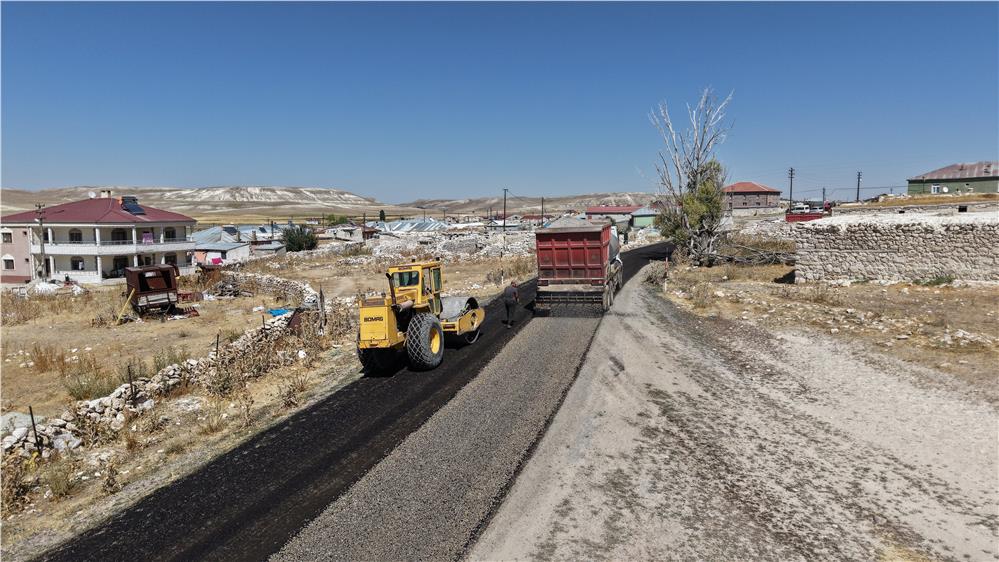 Pınarbaşı kırsalındaki 26 kilometrelik yol 110 milyon TL yatırımla konforlu ve güvenli hale geldi Pınarbaşı kırsalındaki 26 kilometrelik yol 110 milyon TL yatırımla konforlu ve güvenli hale geldi