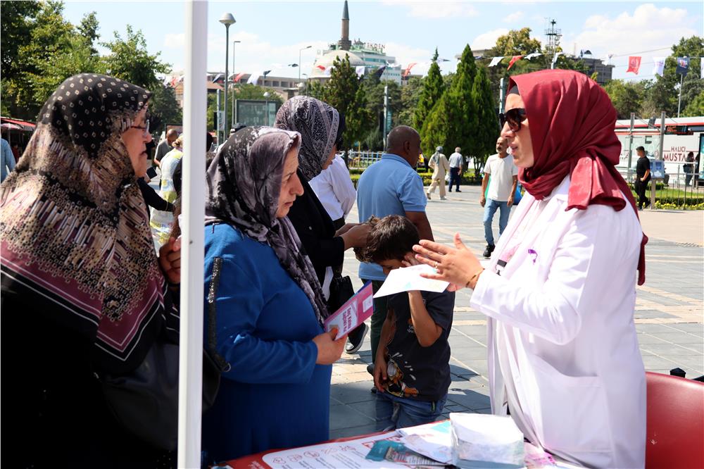Sağlıklı Yaşam Standı Cumhuriyet Meydanı’nda vatandaşlarla buluştu Sağlıklı Yaşam Standı Cumhuriyet Meydanı’nda vatandaşlarla buluştu