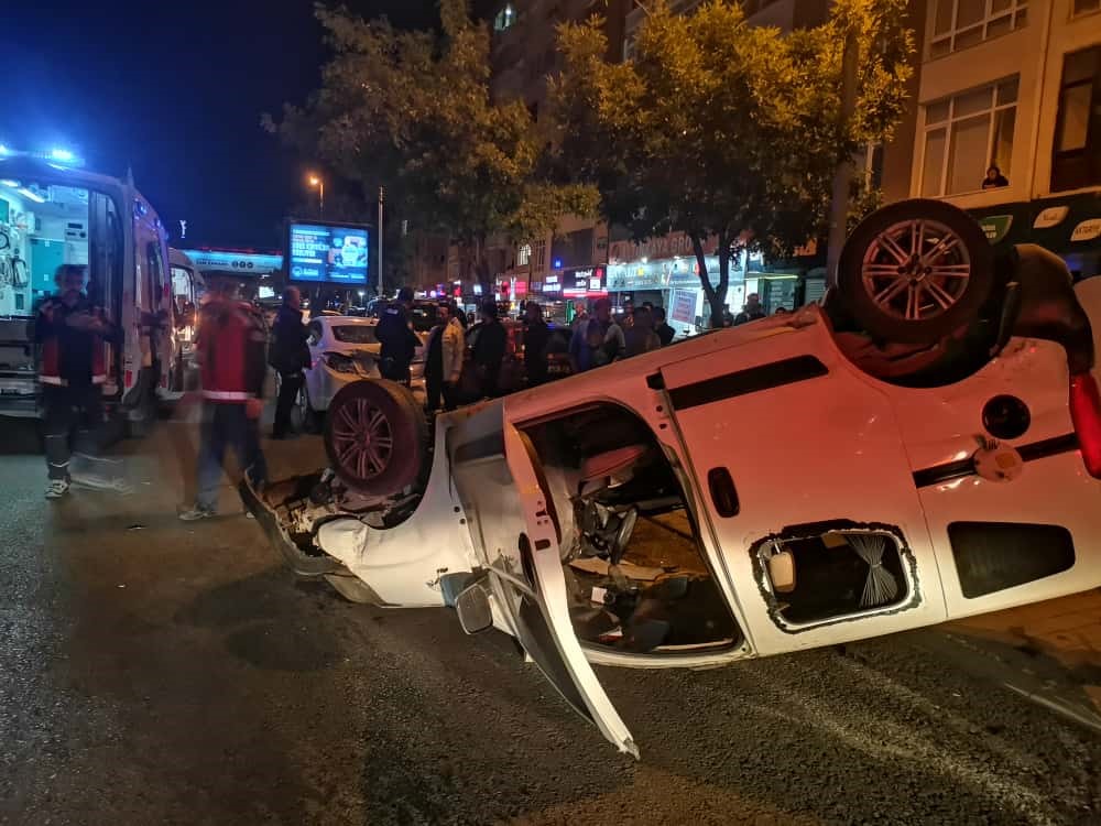 Takla atan hafif ticari araç park halindeki 2 otomobile çarptı: 3 yaralı Takla atan hafif ticari araç park halindeki 2 otomobile çarptı: 3 yaralı