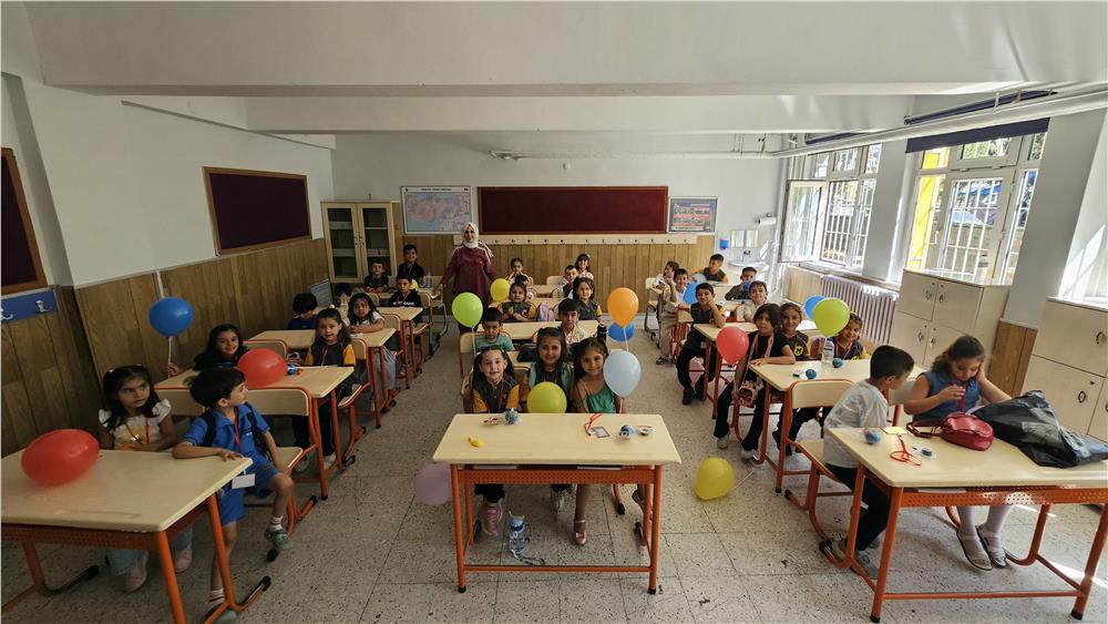 Uyum haftası başladı, okullar öğrencilerin sesleri ile yankılandı Uyum haftası başladı, okullar öğrencilerin sesleri ile yankılandı