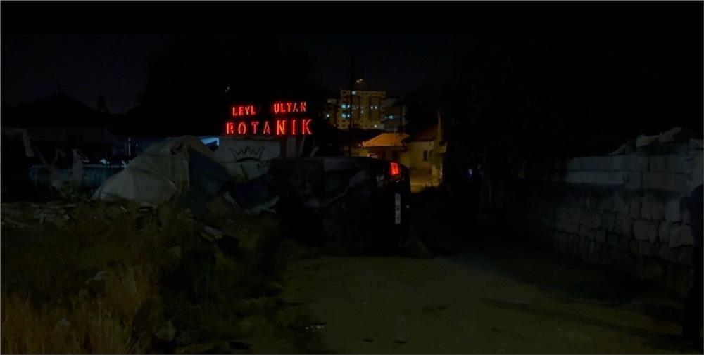 Yan yatan otomobilden çıkıp, yüzünü yıkamaya gitti Yan yatan otomobilden çıkıp, yüzünü yıkamaya gitti