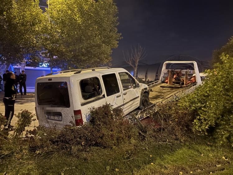 Ağacı devirip, yan yatan araçtan burunları bile kanamadan çıktılar Ağacı devirip, yan yatan araçtan burunları bile kanamadan çıktılar
