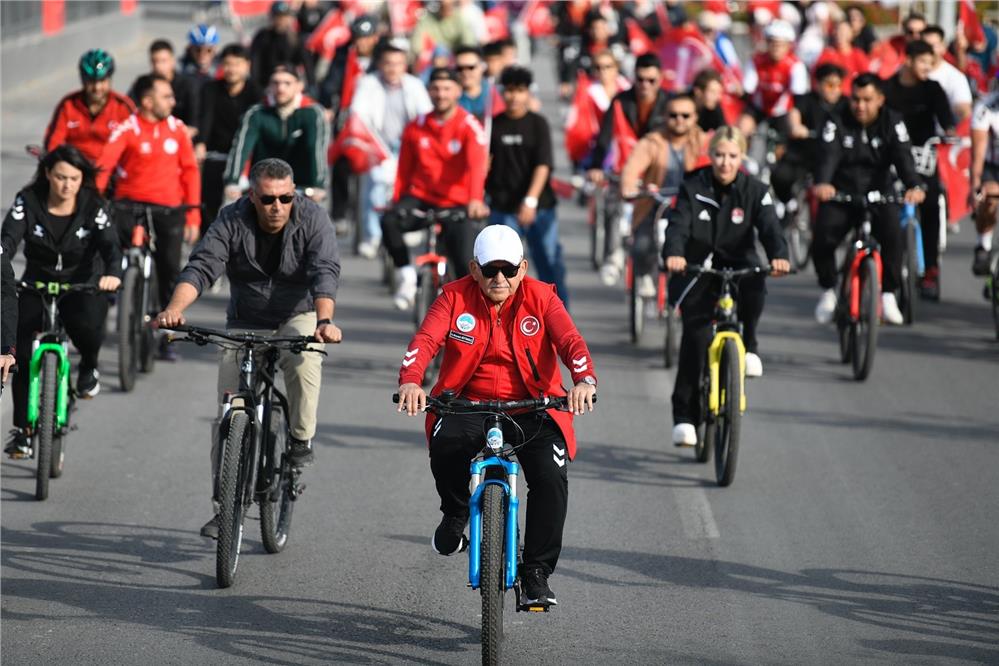 Başkan Büyükkılıç, ‘Cumhuriyetin Gücüyle Pedallıyoruz’ etkinliğine katıldı Başkan Büyükkılıç, ‘Cumhuriyetin Gücüyle Pedallıyoruz’ etkinliğine katıldı