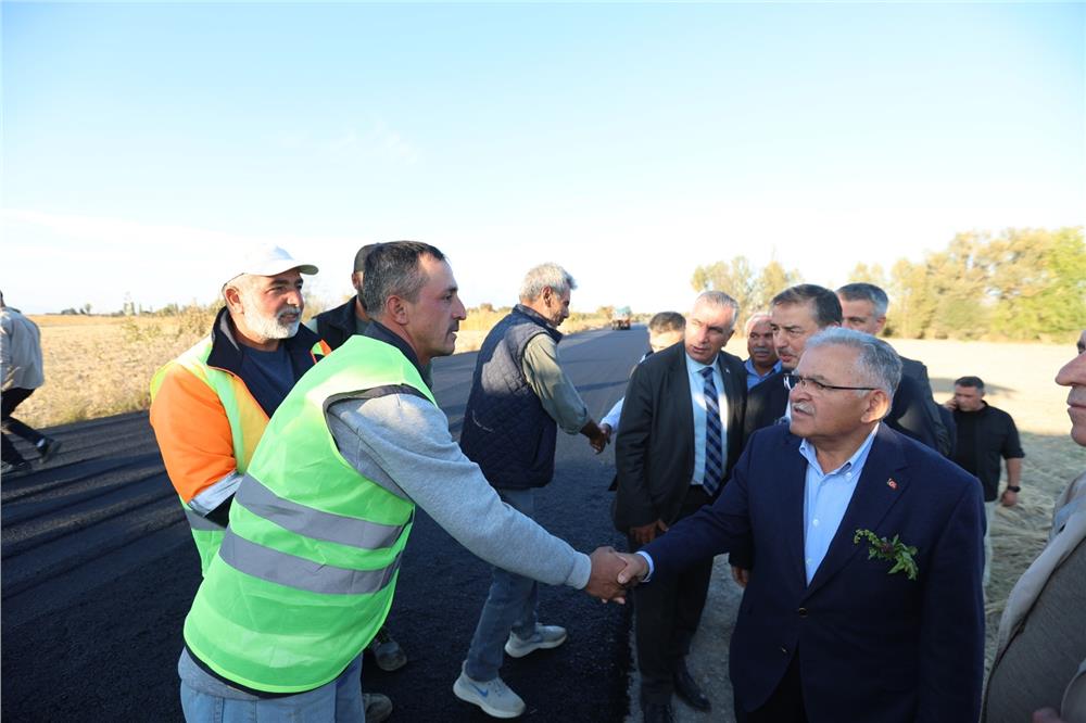 Başkan Büyükkılıç Yeşilhisar’da Asfalt Çalışmalarını Yerinde İnceledi Başkan Büyükkılıç Yeşilhisar’da Asfalt Çalışmalarını Yerinde İnceledi