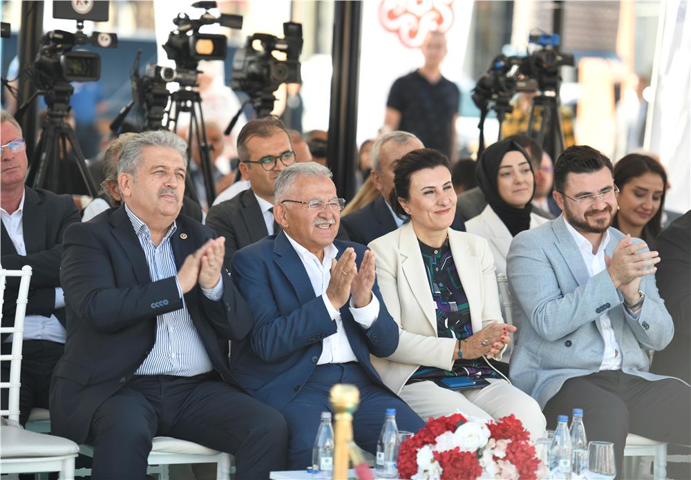 Başkan Büyükkılıç’tan Gençlere Teknoloji Yatırımı: Mobil Dijital Gençlik Merkezi Hizmette