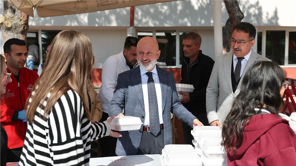 Başkan Çolakbayrakdar: Geleceğin Güçlü Türkiyesini Gençler İnşa Edecek Başkan Çolakbayrakdar: Geleceğin Güçlü Türkiyesini Gençler İnşa Edecek
