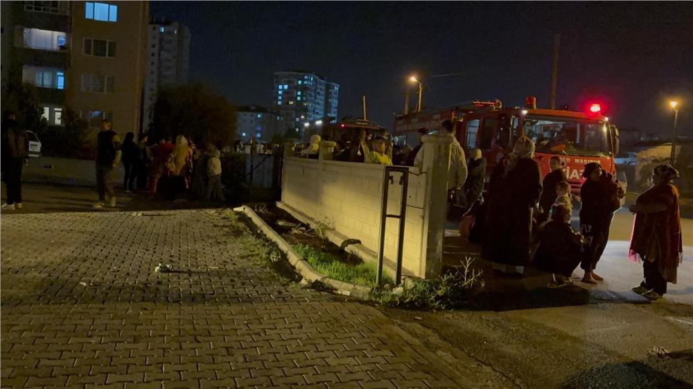 Binanın koridorunda yangın çıktı: Apartman sakinleri sokağa döküldü Binanın koridorunda yangın çıktı: Apartman sakinleri sokağa döküldü
